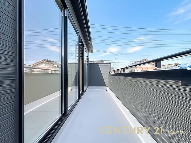 【バルコニー】2つの居室から自由に出入りできる、ゆとりある快適バルコニー空間