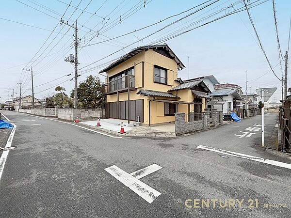 【現地外観】シンプルなデザインが落ち着いた暮らしを演出！閑静な住宅街で始める穏やかな新生活