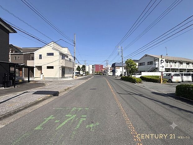 【現地外観】穏やかな空気が流れ、安心して暮らせる住宅環境が広がる街