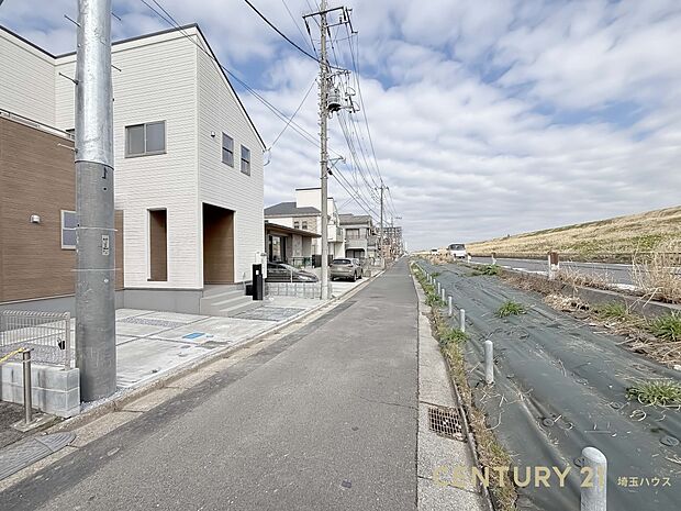 【現地外観】開けた立地で開放感あり！白を基調とした外観が映えます