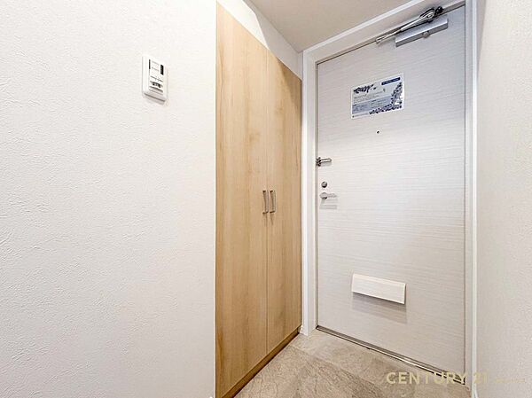 【玄関】家族を笑顔で包み毎日をやさしく迎える明るい玄関