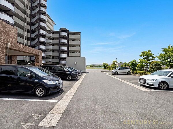 【駐車場】ゆとりある敷地で駐車もスムーズ、カーライフも快適です