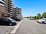 駐車場：【駐車場】ゆとりある敷地で駐車もスムーズ、カーライフも快適です