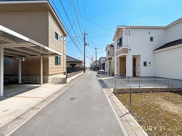 【現地外観】穏やかな空気が流れ、家族の毎日にゆとりをもたらす住宅街