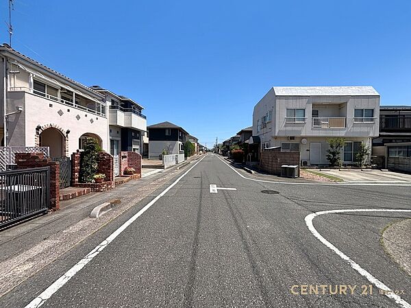 【現地外観】シンプルなデザインが落ち着いた暮らしを演出！閑静な住宅街で始める穏やかな新生活