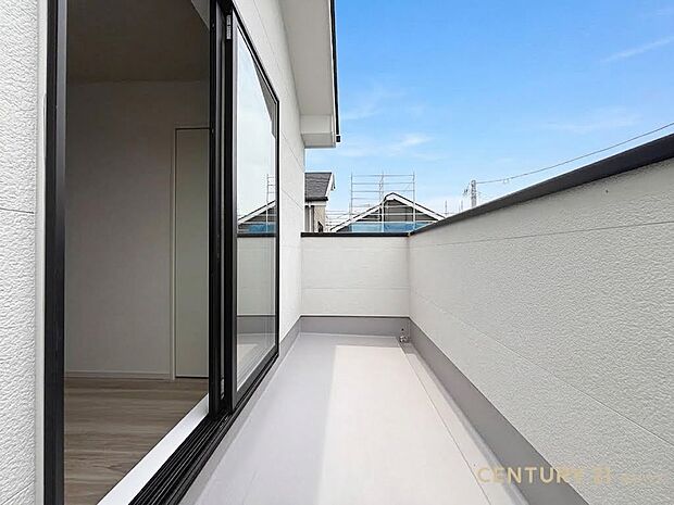 【バルコニー】落ち着いた採光が魅力、日常にゆとりをもたらすバルコニー