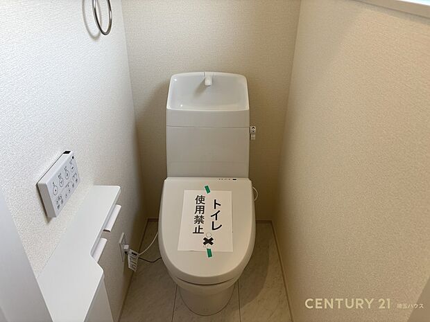 【トイレ】ゆとりある空間で気持ちよく使える快適空間!小窓があるので換気もラクラク