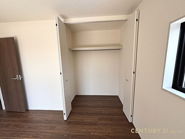 【洋室】明るく使いやすい洋室、収納付きで子ども部屋にも