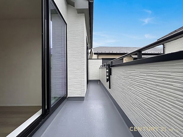【バルコニー】2つの居室から自由に出入りできる、ゆとりある快適バルコニー空間