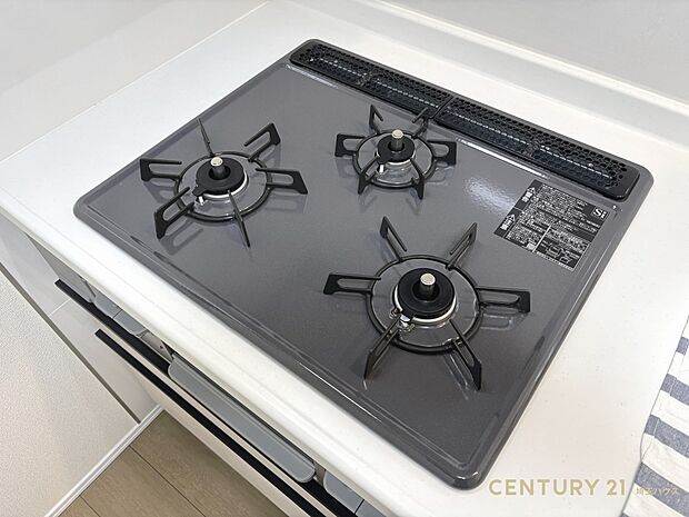 【設備】3口コンロで家族みんなの料理を同時に!賑やかな食卓をどうぞ
