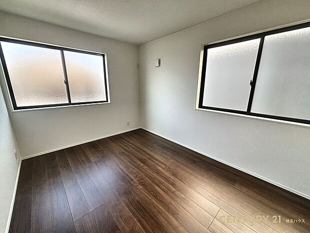 【洋室】二面から光が差し込む開放感!収納付きで子ども部屋にも対応