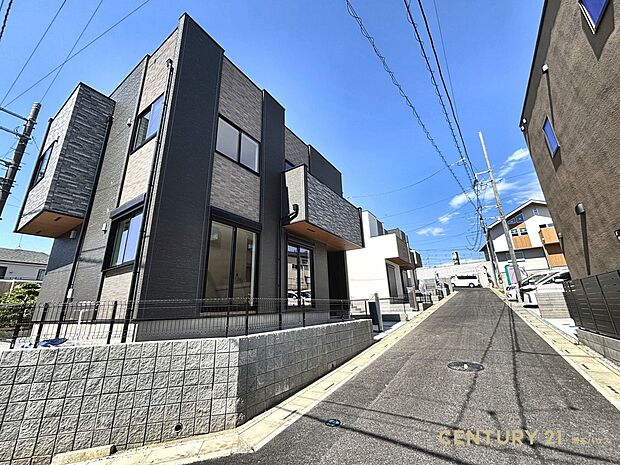 【現地外観】穏やかな空気が流れ、安心して暮らせる住宅環境が広がる街