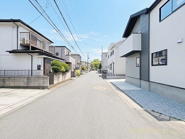 【現地外観】公園が至近の閑静な住宅街!コンビニやスーパーなど徒歩圏内にありお買い物も便利
