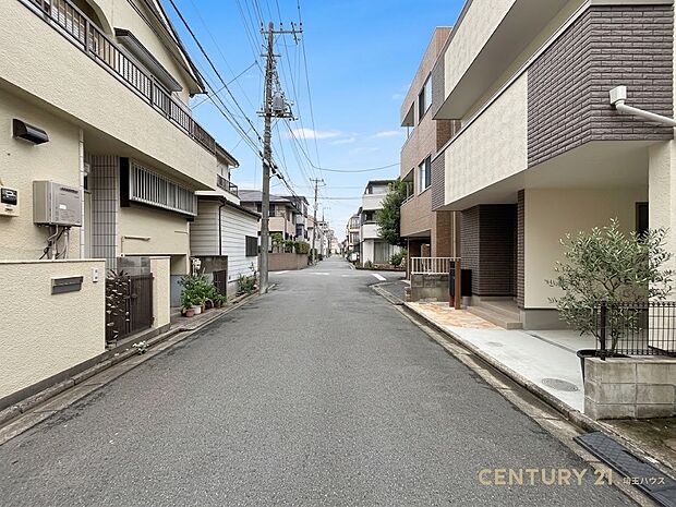 【現地外観】穏やかな空気が流れ、家族の毎日にゆとりをもたらす住宅街