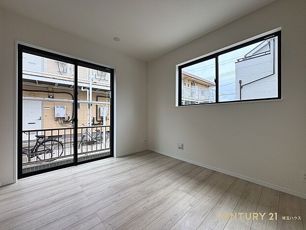 【洋室】窓から光差し込む洋室で明るく健やかな暮らしを始めませんか