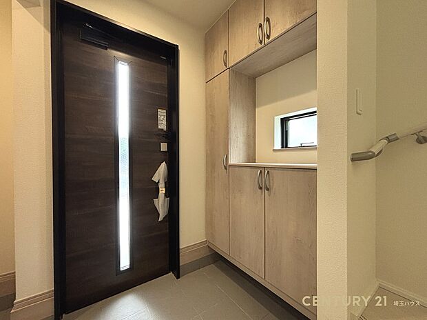 【玄関】家族を笑顔で包み毎日をやさしく迎える明るい玄関