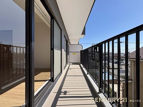 【バルコニー】  暖かい陽ざしが差込むバルコニーは、晴れた日には、洗濯物が良く乾きます。また、風通しも良好です。