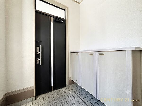 【玄関】一日の始まりと終わりを静かに受け止める凛とした家の顔がここにあります