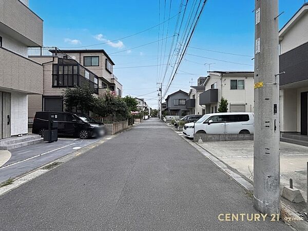【現地外観】穏やかな空気が流れ、家族の毎日にゆとりをもたらす住宅街