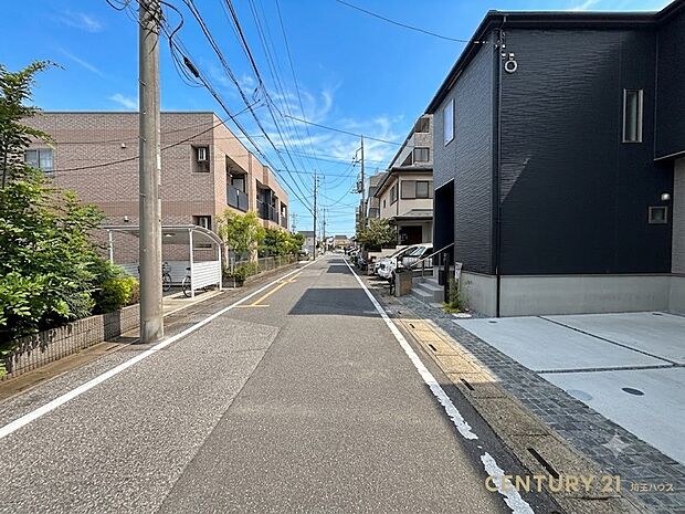 【現地外観】穏やかな空気が流れ、安心して暮らせる住宅環境が広がる街
