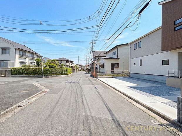 【現地外観】閑静な住宅街で前面道路もゆとりの6m幅!スムーズに駐車もできます