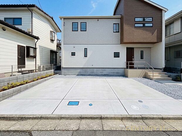 【カースペース】ゆったり敷地で並列駐車3台可能！ご家族皆さまの自転車もラクラク停められます