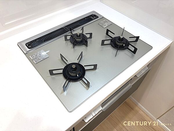【設備】3口コンロで家族みんなの料理を同時に！賑やかな食卓をどうぞ