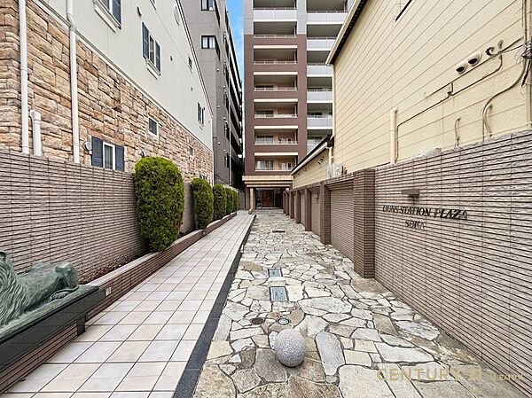 【エントランス】上質な素材感と丁寧な設えが際立つ、居住者を迎えるエントランス空間