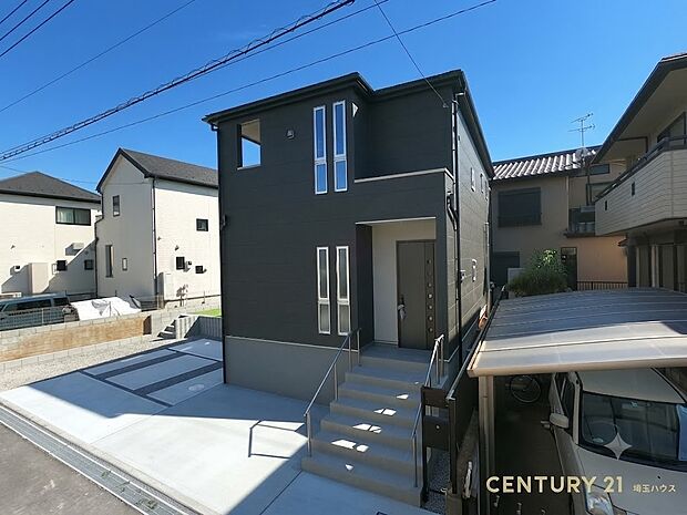 【現地外観】穏やかな空気が流れ家族の毎日にゆとりをもたらす住宅街に位置する住まい