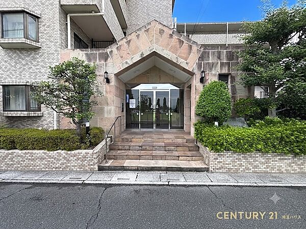 【エントランス】上質な素材感と丁寧な設えが際立つ、居住者を迎えるエントランス空間