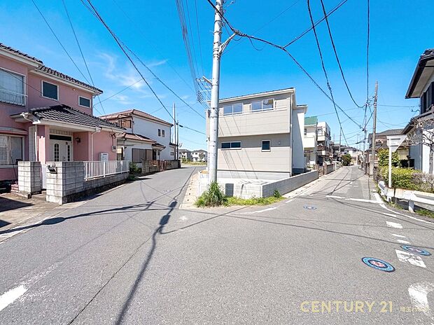 【現地外観】周辺に遮蔽物が少なく陽当たりと風通しの良い環境！