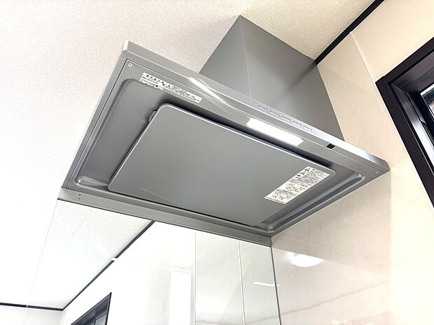 【設備】スタイリッシュなレンジフードはお手入れもラクラク