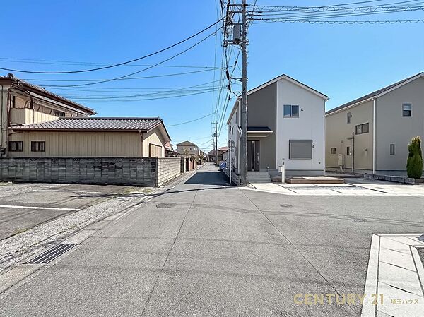 【現地外観】周辺に遮蔽物が少なく陽当たりと風通しの良い環境！
