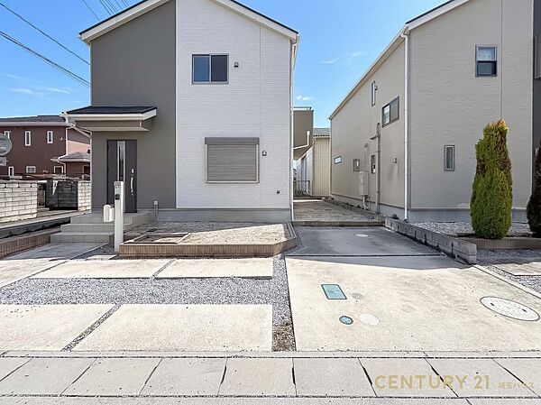 【カースペース】ゆとりの敷地でセカンドカーもご来客時にも便利に！ご家族皆さんの自転車も置けますね