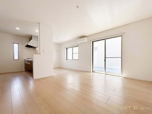 【リビングダイニング】光と静けさがゆるやかに溶け合い、心ほどける上質な時間が流れる場所