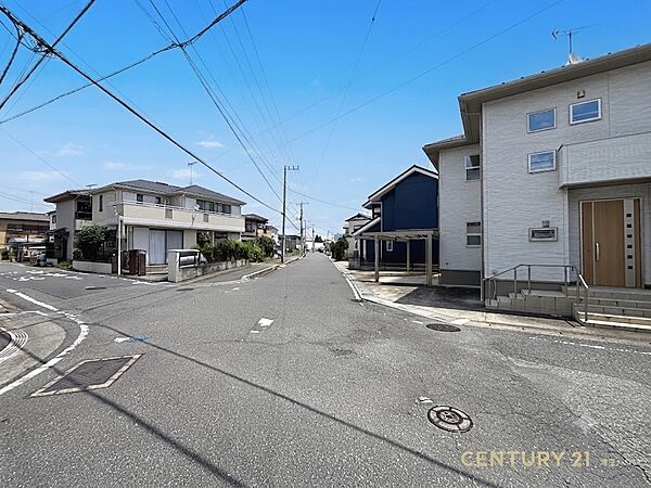【現地外観】ゆったりとした雰囲気に包まれ、家族が心地よく過ごせる住宅地