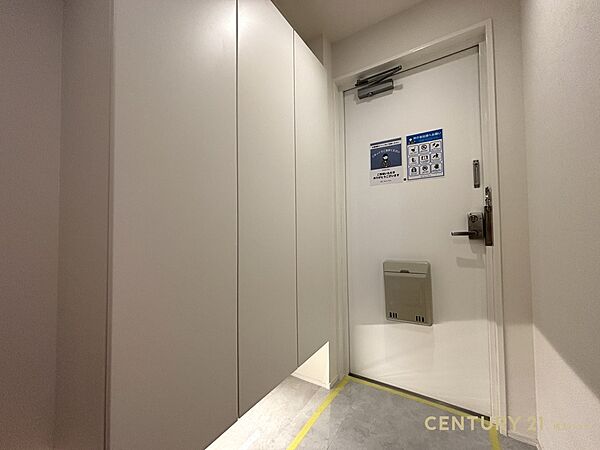 【玄関】落ち着いた雰囲気の玄関、家族の帰りを暖かく迎えてくれます