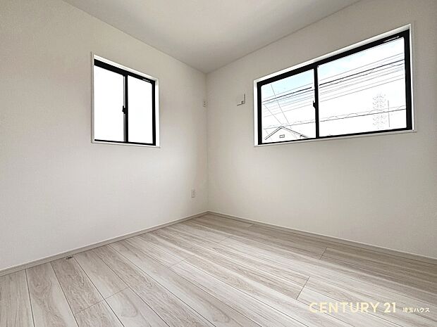 【洋室】二面採光でたっぷり光が入る明るい洋室、収納付きで子ども部屋にもぴったり