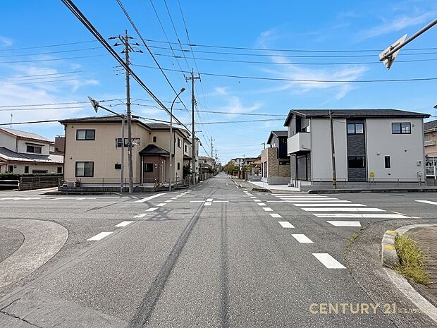 【現地外観】穏やかな空気が流れ、安心して暮らせる住宅環境が広がる街