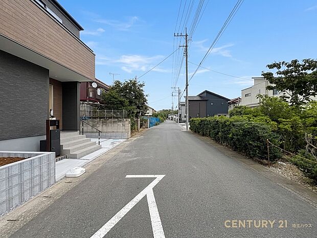 【現地外観】ゆったりとした雰囲気に包まれ、家族が心地よく過ごせる住宅地