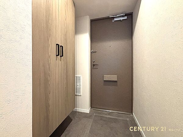 【玄関】落ち着いた雰囲気の玄関、ご家族の帰りをあたたかく迎えてくれます