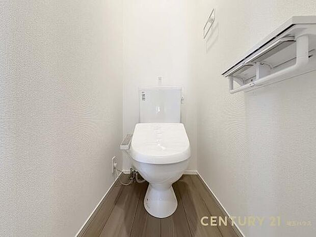 【トイレ】 清潔感と快適性を兼ね備えた、心地よいトイレ空間。清潔さと快適さを備えたちょうどよいスペース。
