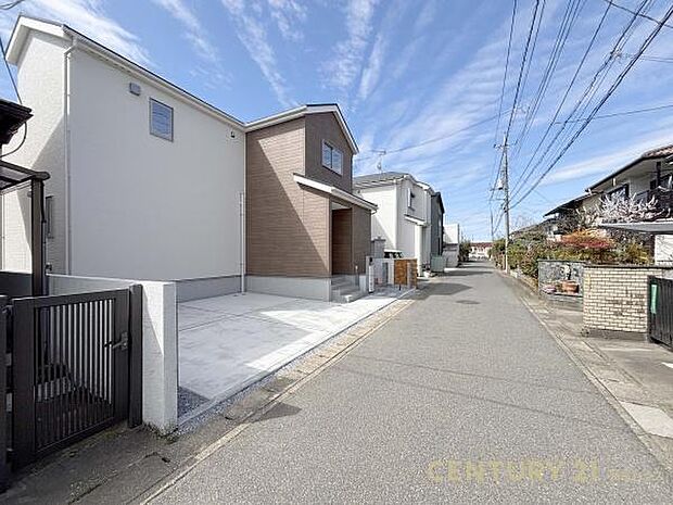 【前面道路含む現地写真】 物件の陽当りや通風・仕様設備やお部屋の大きさの比較、近隣・周辺環境や街並みなど、資料には掲載していない情報が現地にはたくさんあります。 是非一度、お問い合わせくだ…