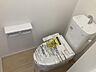 トイレ：1階トイレです。温水洗浄便座で、自動フタ開閉機能付きです。トイレットペーパー等の保管に便利な小物収納もあります。