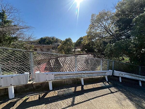 現地前面から道路方向を撮影。周囲の道路状況や現地周辺の雰囲気をご確認ください。