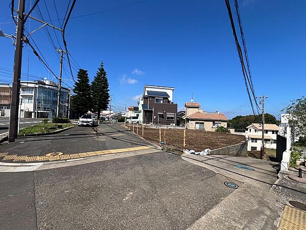 前面道路と敷地を一緒に撮影。道路からの入り方や現地周辺の雰囲気を確認できます！