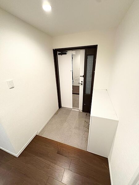 室内へ入った瞬間に、すっきりとした印象を感じられる玄関です。