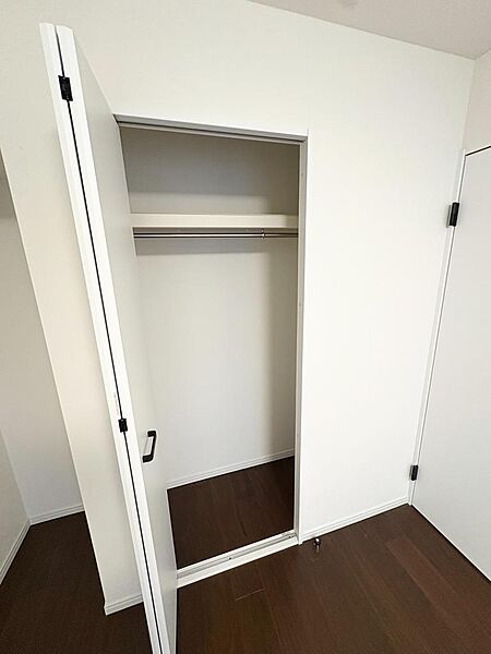 衣類や日用品をすっきりまとめやすく、居室を広く使えるのも魅力です。