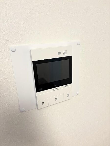 室内から応対できるため、防犯面でも安心感のある設備です。