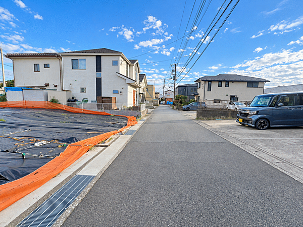西側接道の写真となります。